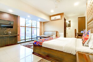 Egyptian cotton sheets, premium bedding, in-room safe, desk - Fabhotel Anandam (Raipur)