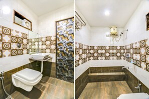 Shower, rainfall showerhead, free toiletries, towels - Fabhotel Anandam (Raipur)