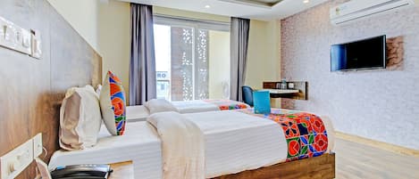 Egyptian cotton sheets, premium bedding, in-room safe, desk