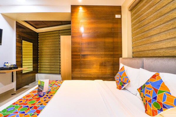 Egyptian cotton sheets, premium bedding, in-room safe, desk