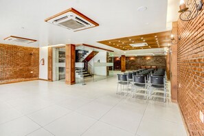 Lobby sitting area - FabHotel Naman Palace (Bhopal)