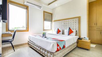 Deluxe Room | Egyptian cotton sheets, premium bedding, in-room safe, desk