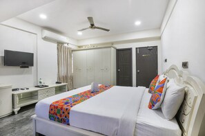 Egyptian cotton sheets, premium bedding, in-room safe, desk - Fabhotel Frazer Suites (Bengaluru)