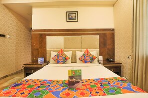 Egyptian cotton sheets, premium bedding, in-room safe, desk - Fabhotel Frazer Suites (Bengaluru)