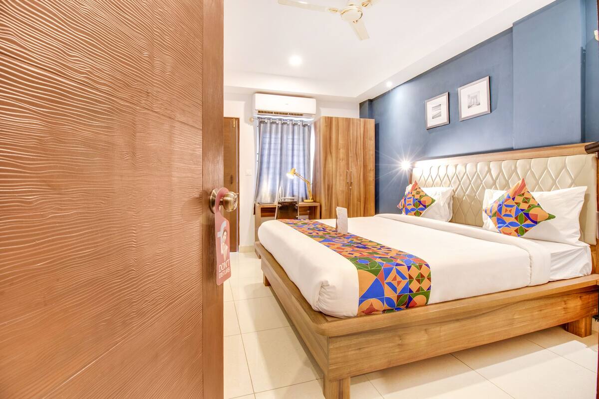 egyptian cotton sheets, premium bedding, in-room safe, desk