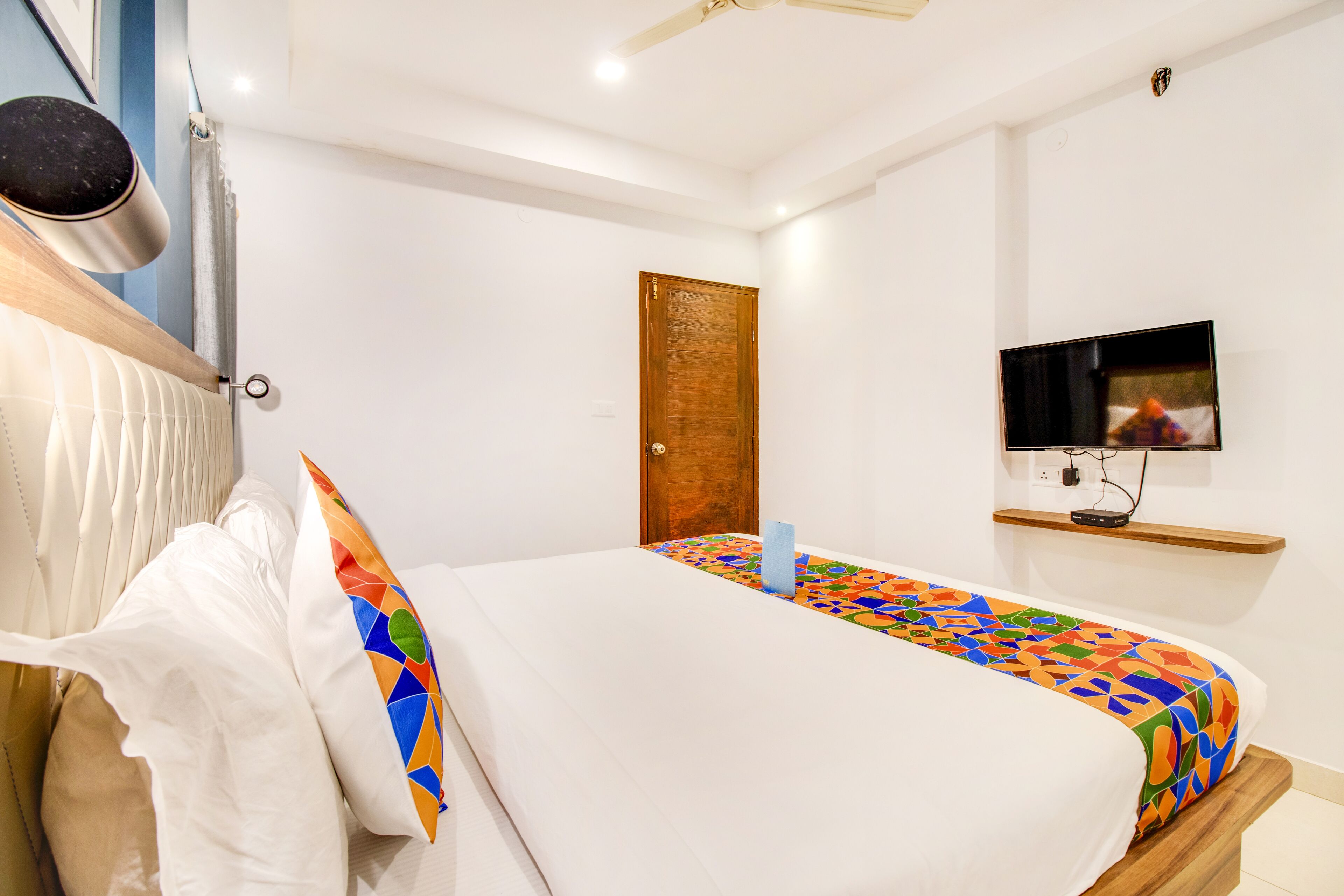 egyptian cotton sheets, premium bedding, in-room safe, desk