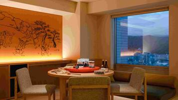 Signature Room, 3 Bedrooms, Non Smoking, City View | In-room safe, desk, laptop workspace, blackout drapes