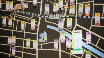 Un mapa con diversos carteles y etiquetas, incluyendo un edificio destacado con la etiqueta 'OM07'.