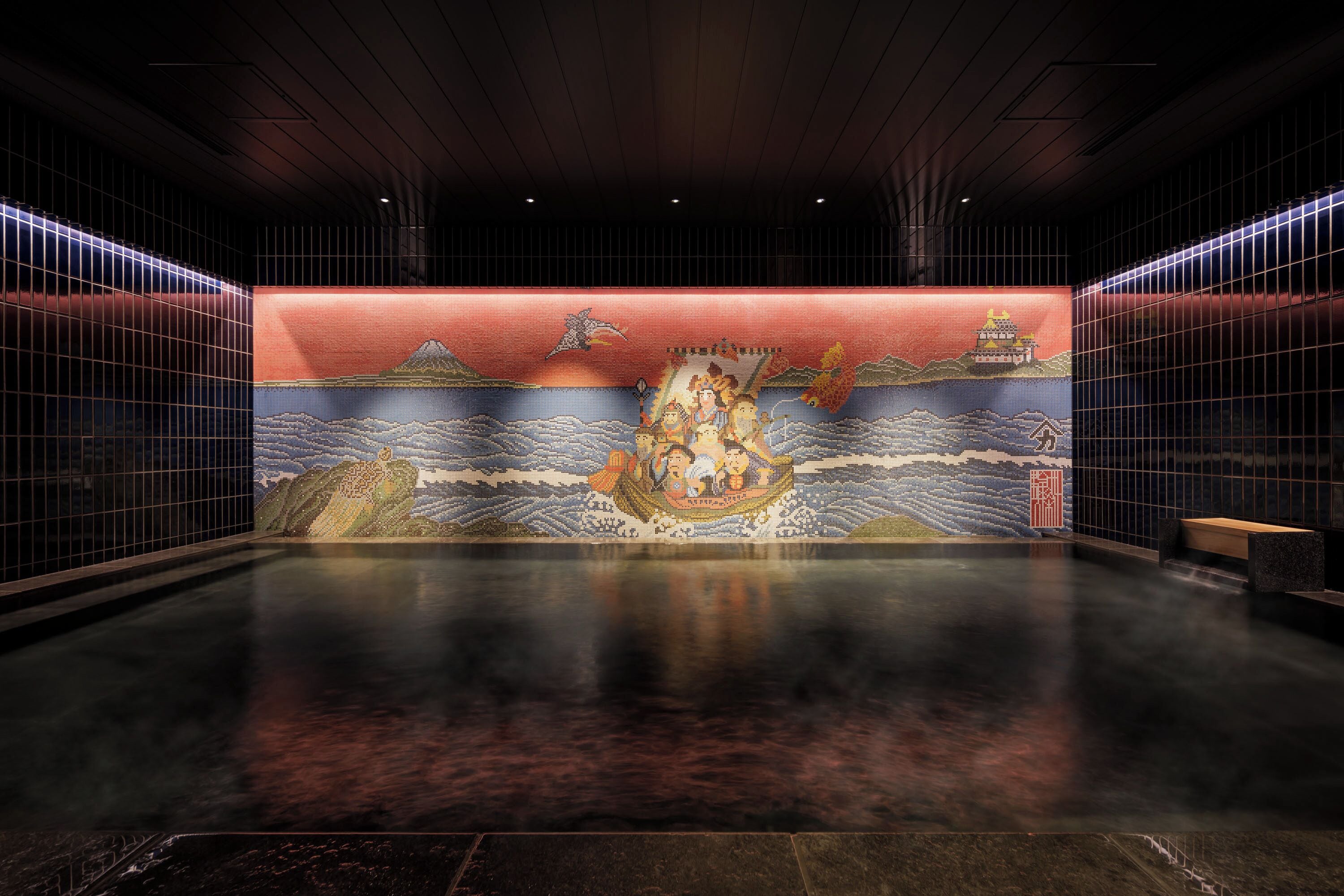 Un hall d’entrée spacieux, orné d’une fresque traditionnelle, avec des murs carrelés et un sol poli.