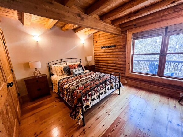 5 bedrooms, desk, iron/ironing board, travel cot