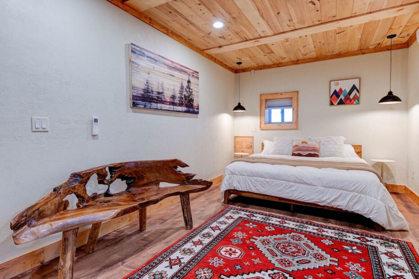 5 habitaciones, escritorio y tabla de planchar con plancha 