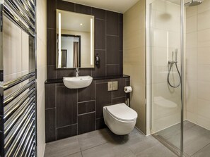 Shower, hair dryer, towels - Ibis Styles Paignton (Paignton)