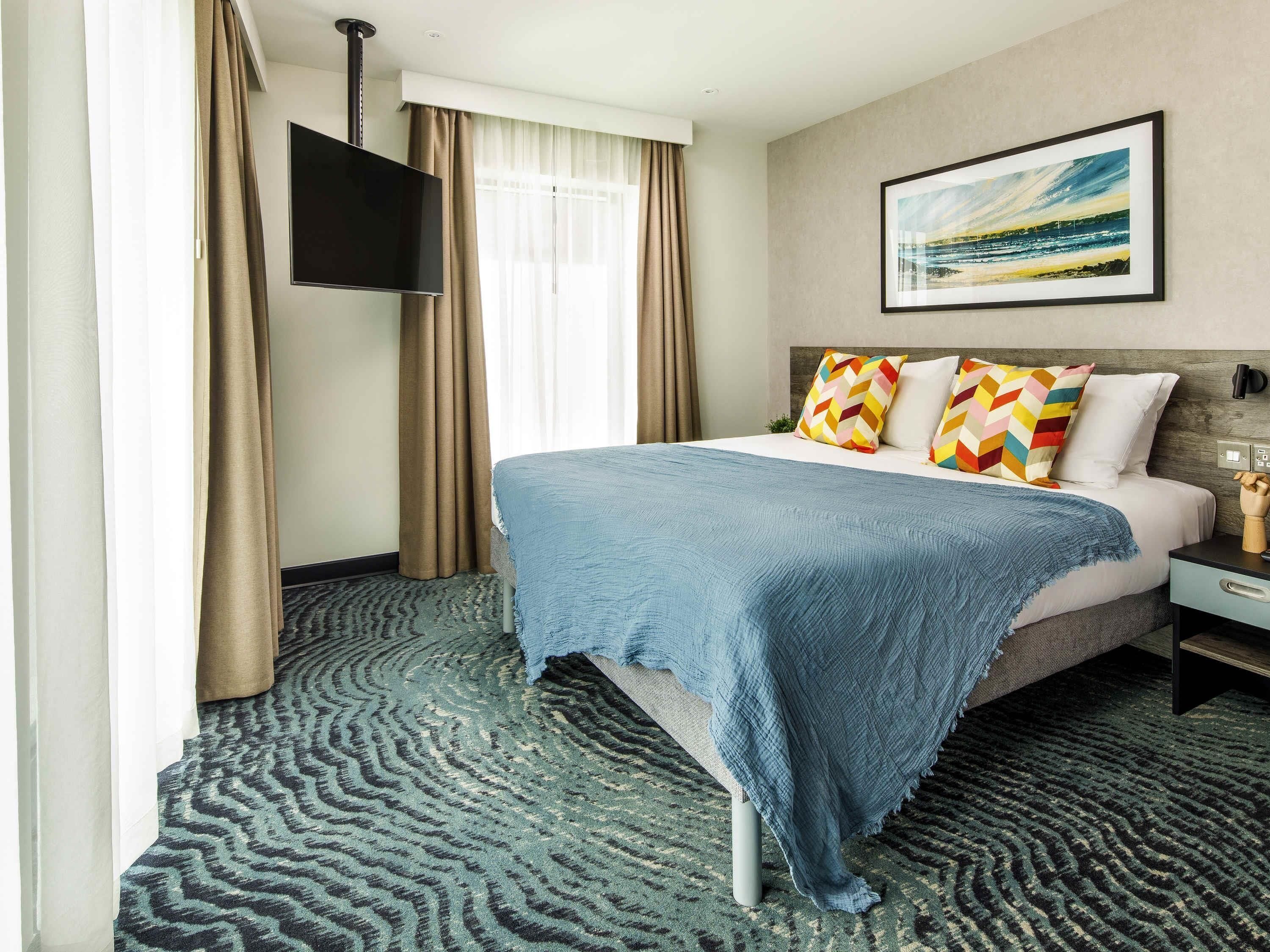 Desk, laptop workspace, iron/ironing board, free WiFi