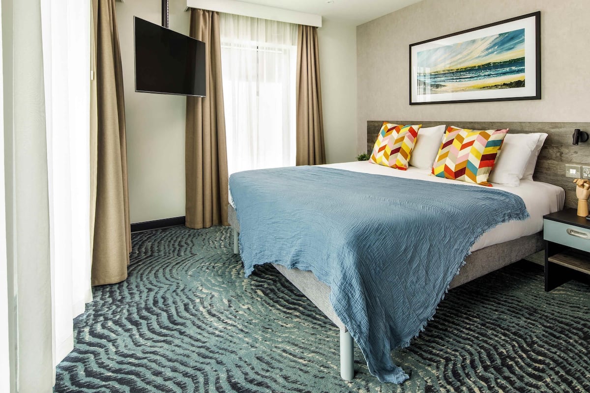 Desk, laptop workspace, iron/ironing board, free WiFi