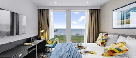 Premium Room, 1 Double Bed | Desk, laptop workspace, soundproofing, iron/ironing board (on request)