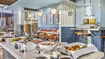 Desayuno buffet diario (GBP 12 por persona)