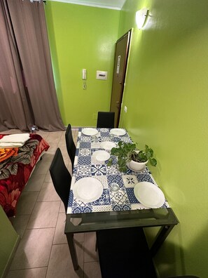 Familienapartment | Eigene Küche | Großer Kühlschrank, Mikrowelle, Herdplatte, Wasserkocher