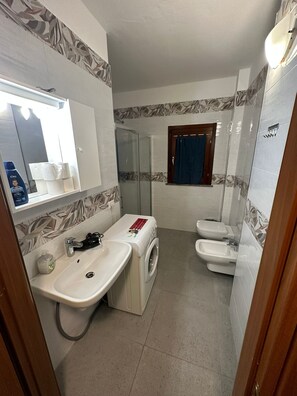 Familie appartement | Badkamer | Een douche, een regendouche, gratis toiletartikelen, een haardroger