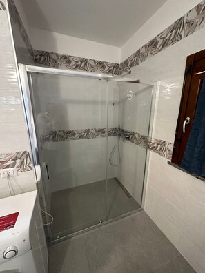 Familienapartment | Badezimmer | Dusche, Regendusche, kostenlose Toilettenartikel, Haartrockner