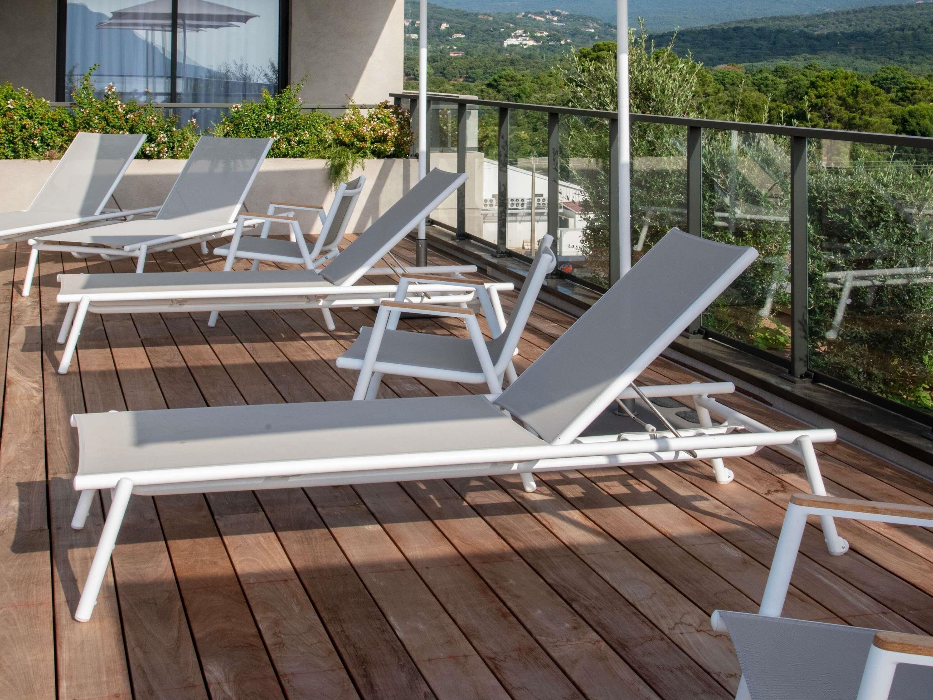 Kolam renang outdoor, dengan payung kolam renang dan kursi berjemur