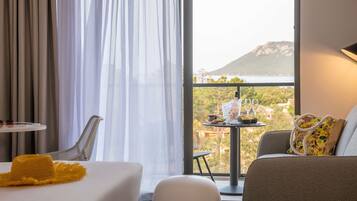 Premium bedding, in-room safe, laptop workspace, blackout curtains