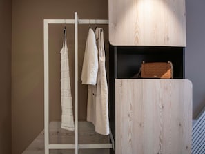 Ropa de cama de alta calidad y caja de seguridad en la habitación