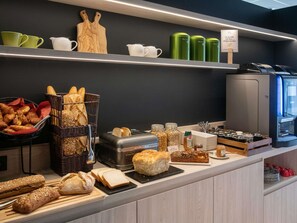 每日供應吃到飽早餐 (每人 EUR15)