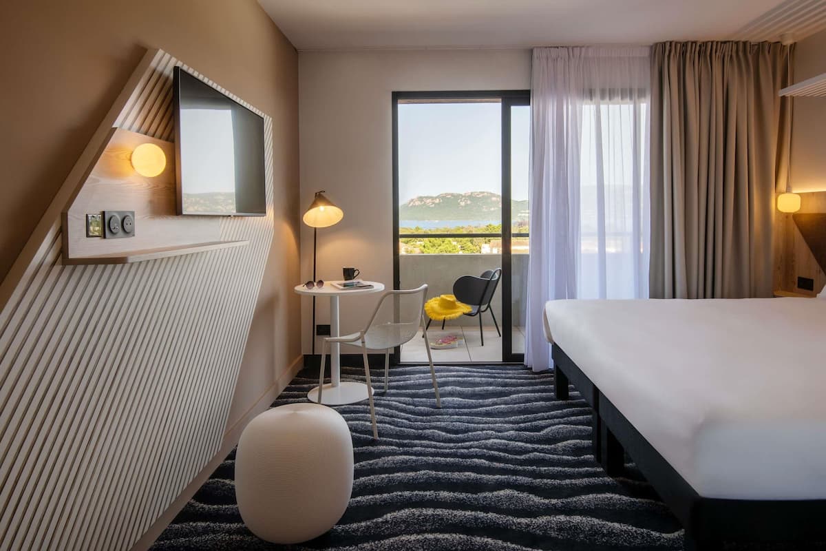 Premium bedding, in-room safe, laptop workspace, blackout drapes