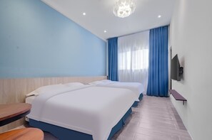 Habitació quàdruple Comfort, 2 llits dobles | Roba de llit d'alta qualitat, cobrellits i escriptori 