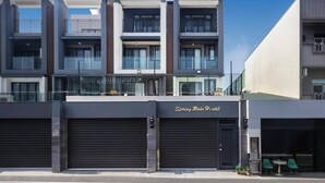 A modern hotel with a flat roof, large windows, and a sign reading "Spring Rain Hotel". - Spring Rain Hostel (Meishan)