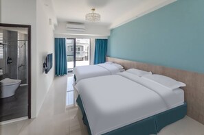 Deluxe vierpersoonskamer | Luxe beddengoed, donsdekens, een bureau, een laptopwerkplek