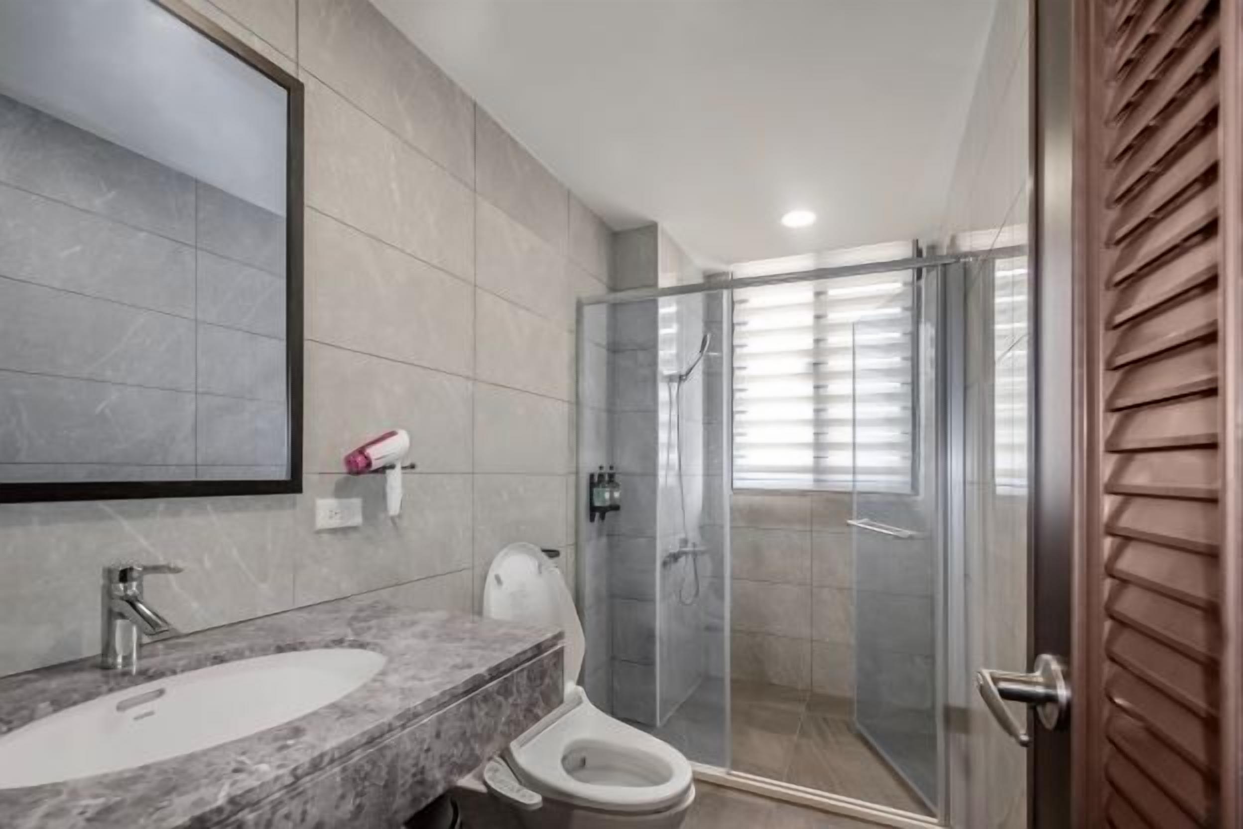 Chuveiro, secador de cabelo, vasos sanitários com bidê eletrônico 