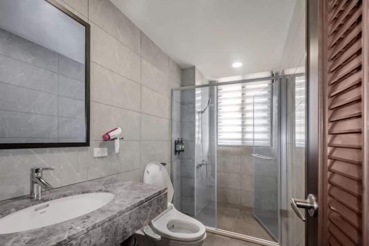 Ducha, secador de pelo, excusado o inodoro con bidet electrónico, jabón