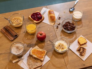 Petit déjeuner buffet servi les week-ends (5.90 EUR par personne)