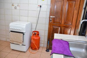 Regadera, toallas, jabón, shampoo 