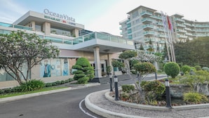 Een modern gebouw met een bord waarop staat: OceanVista Restaurant - SPA - Coffee.