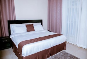 Hypo-allergenic bedding, desk, laptop workspace, free WiFi - IWACU NOOK (Kigali)