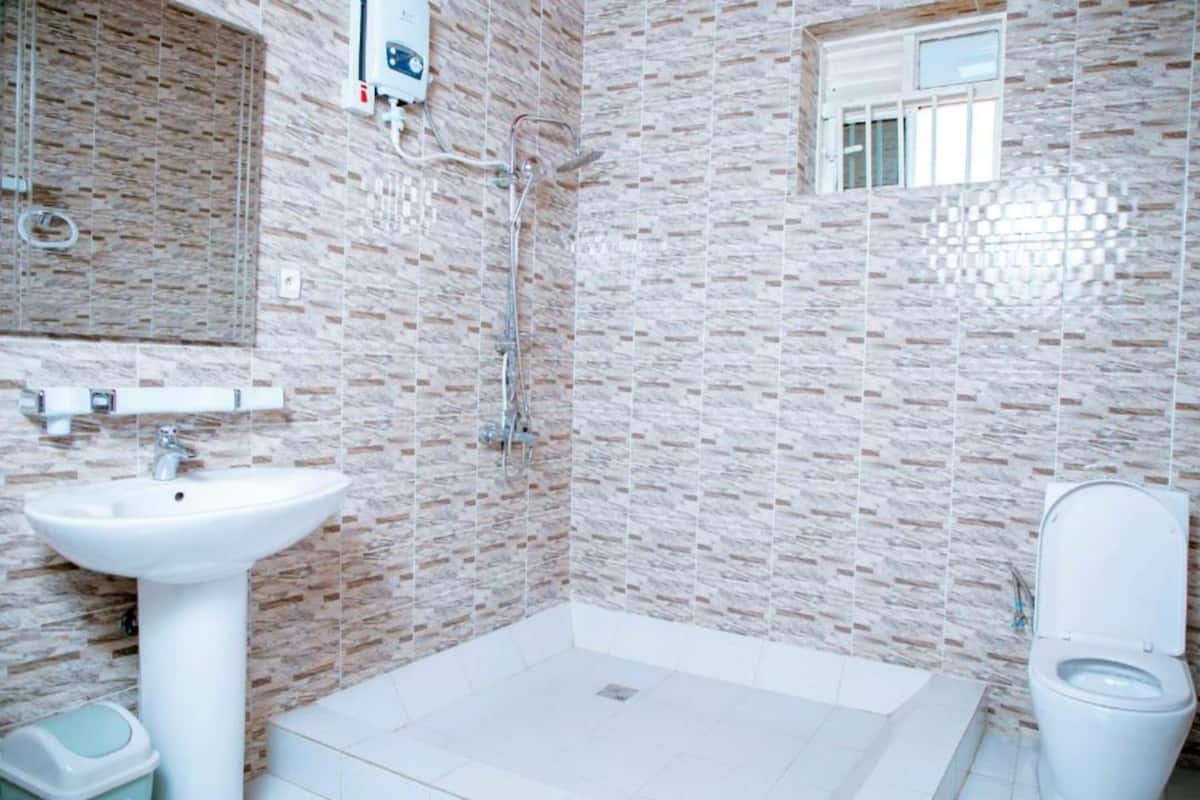 Regadera, regadera con hidromasaje, amenidades de baño gratuitas