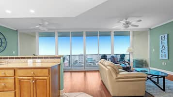 Signature appartement, 2 slaapkamers, balkon, uitzicht op strand | Kameruitzicht