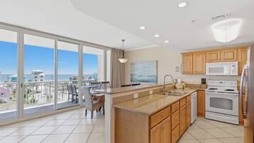 Condo ejecutivo, 3 habitaciones, acceso a la alberca, vista a la playa | Cocina privada | Refrigerador, microondas, horno y parrilla de estufa