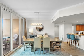 Familienapartment, 4 Schlafzimmer, Balkon, Poolblick | Essbereich im Zimmer