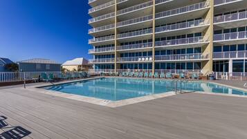 Hồ bơi ngoài trời