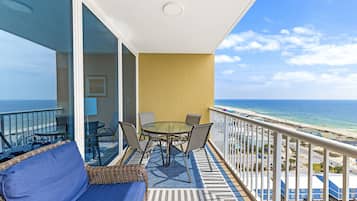 Condo Prestigio, 2 habitaciones, balcón, vista al océano | Balcón