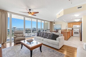 行政公寓客房, 3 間臥室, 可使用泳池, 海灘景觀 | 客廳