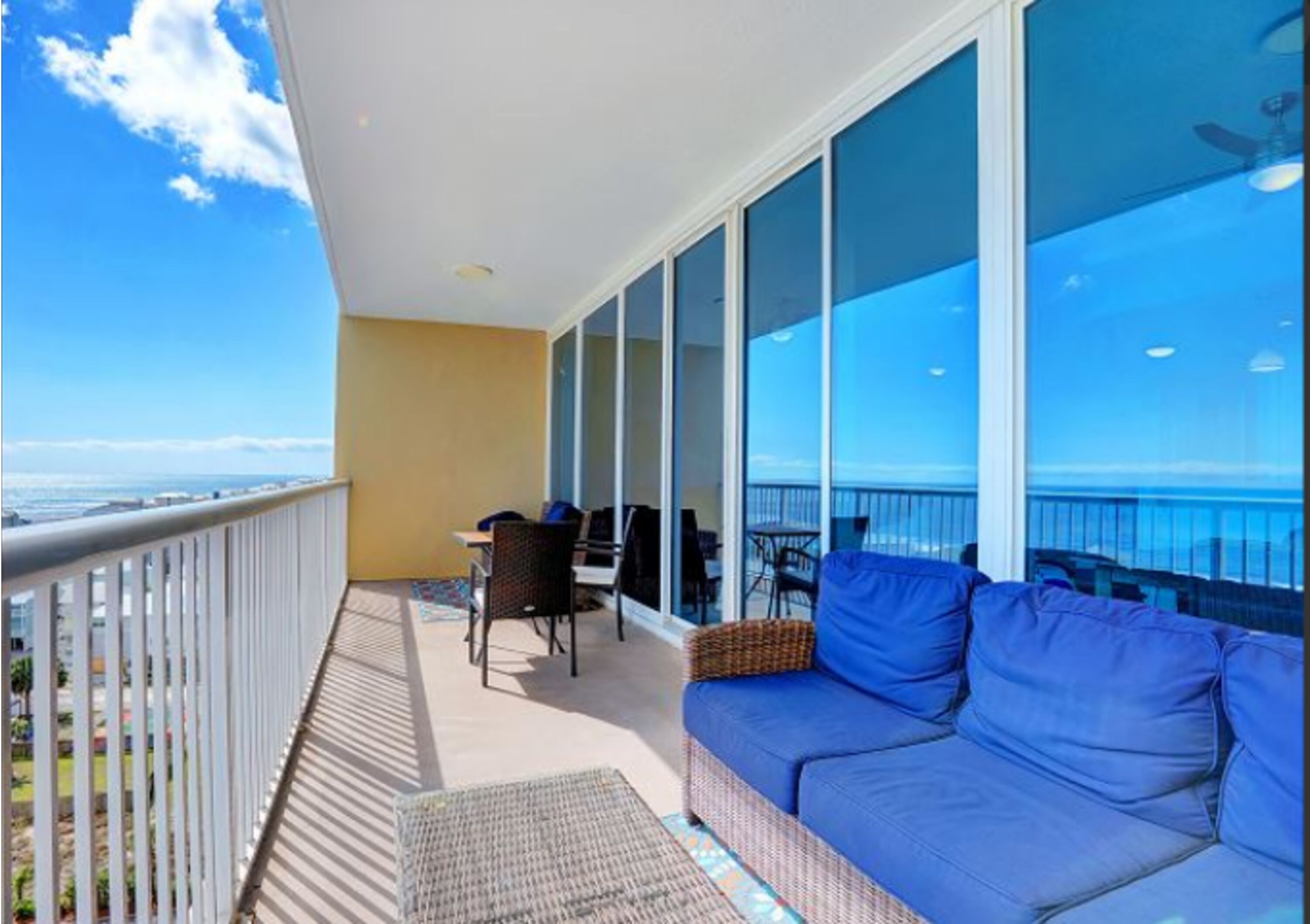 Condo exclusivo, 2 quartos, sacada, vista para a praia | Sacada