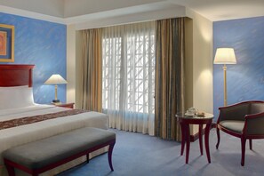 In-room safe, desk, laptop workspace, iron/ironing board - New Madinah Hotel (Madinah)