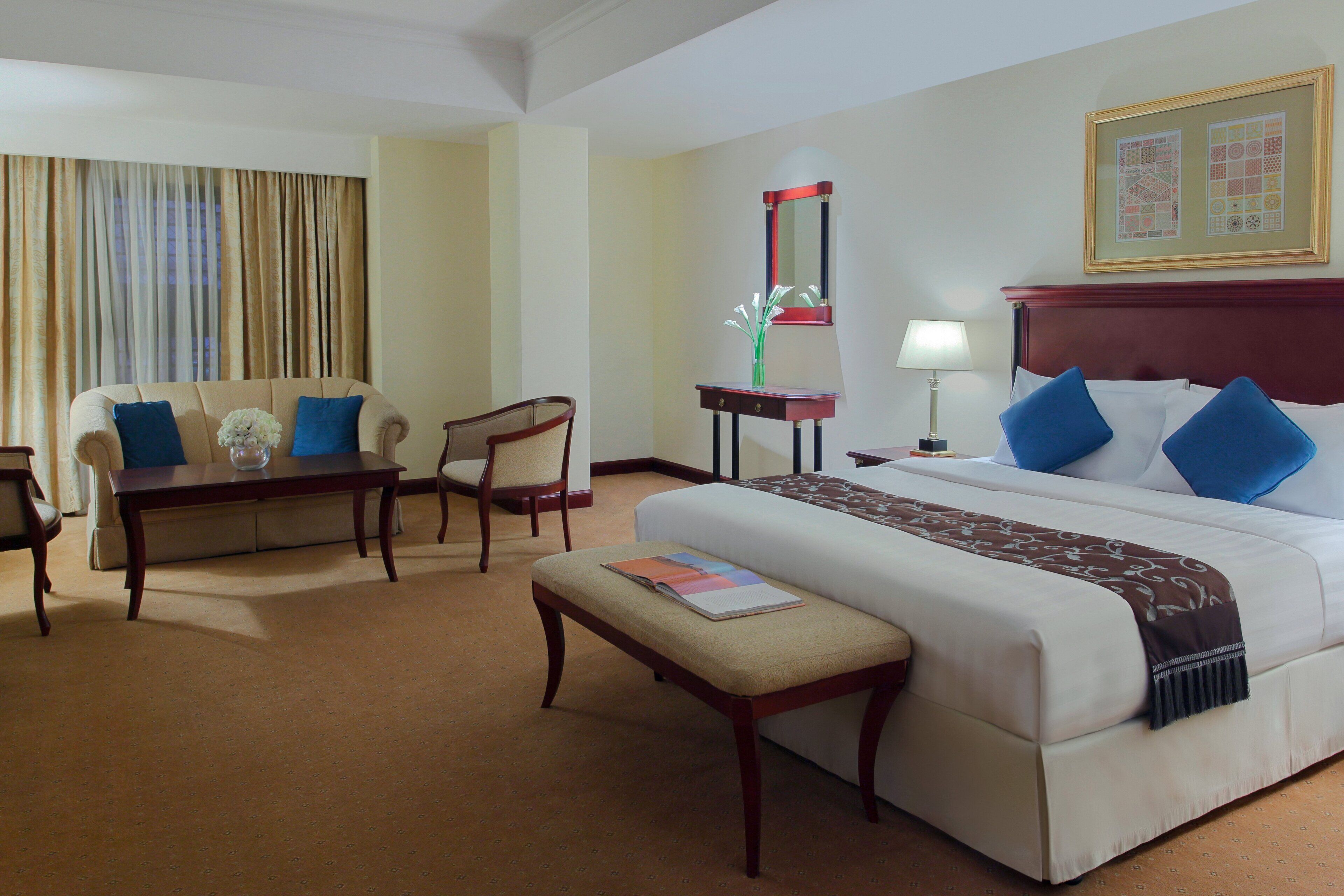 客房内保险箱、办公桌、笔记本电脑工作区、熨斗/熨板