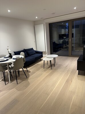 Interior - Cosy Apartment with balcony (London)