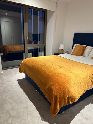 1 bedroom, iron/ironing board, travel cot, WiFi - Cosy Apartment with balcony (London)