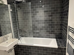 Hair dryer, towels, toilet paper - Cosy Apartment with balcony (London)